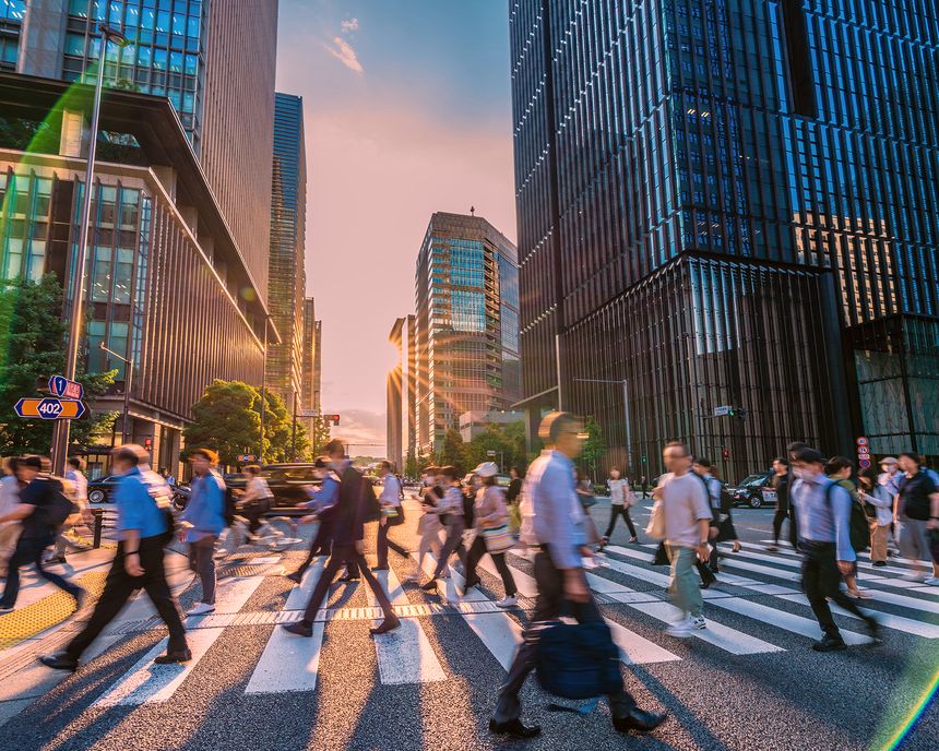 東京のオフィス街を行き交うビジネスパーソン